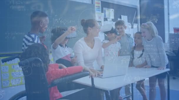 Matematické Rovnice Plovoucí Proti Bělošské Učitelky Učící Studenty Používat Notebook — Stock video