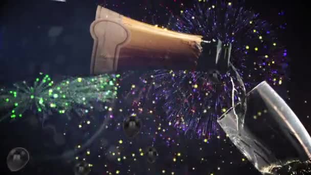 黒を背景にグラスに注ぐシャンパンの上に花火や風船のアニメーション パーティーやお祝いのコンセプト — ストック動画