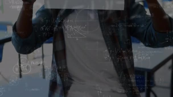 Mathematische Gleichungen Schweben Gegen Einen Afroamerikanischen Jungen Der Der Grundschule — Stockvideo