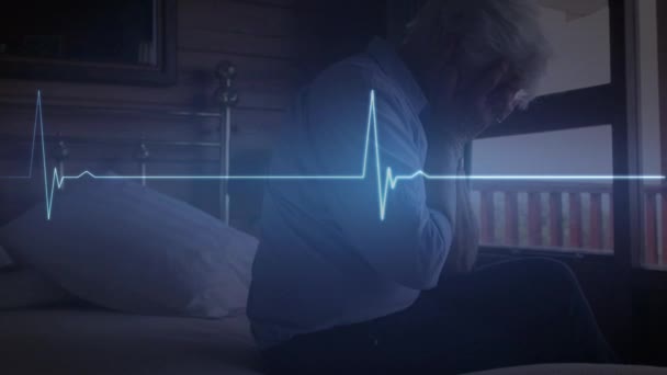 Stresli Beyaz Yaşlı Bir Kadının Evinde Yatarken Mavi Kalp Atış — Stok video