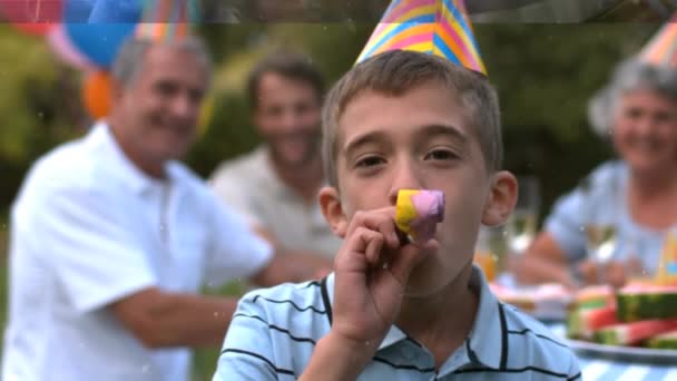 Animacja Białych Plam Nad Szczęśliwą Rodziną Przyjęciu Urodzinowym Koncepcja Imprezy — Wideo stockowe