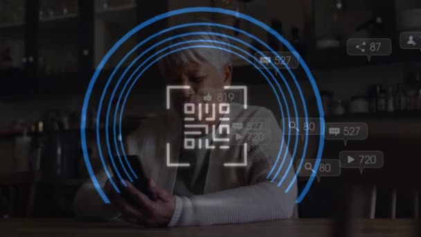 Animation Des Codes Über Frau Mit Smartphone Globale Digitale Sicherheit — Stockvideo