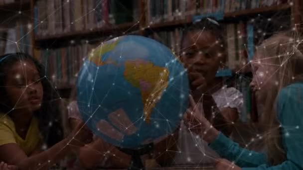 Okullu Çocuklar Üzerinde Bağlantı Dünya Ağının Animasyonu Küresel Çevrimiçi Eğitim — Stok video