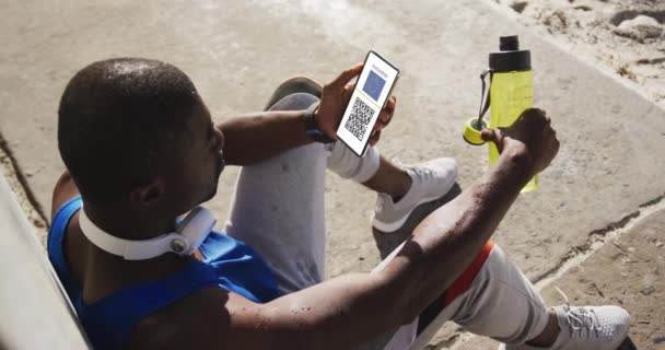 Homem Rua Segurando Smartphone Com Certificado Vacinação Vívida Bandeira Código — Vídeo de Stock