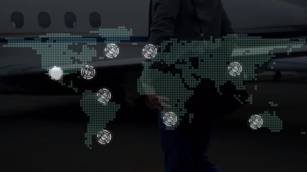 世界地図上の接続のネットワークのアニメーション 飛行機やビジネスマン グローバルビジネス旅行とデジタルで生成されたビデオ — ストック動画