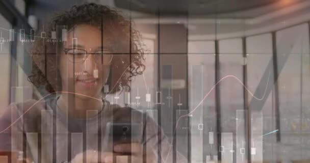 スマートフォンを使用して人に対する統計やデータ処理のアニメーション 世界的なビジネス データ処理 テクノロジーの概念デジタルで生成されたビデオ — ストック動画
