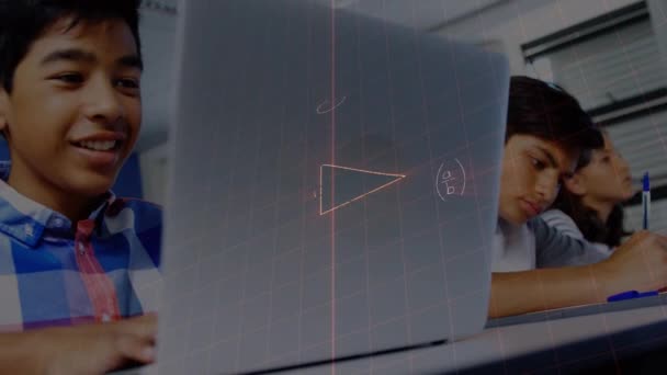 Equações Matemáticas Flutuando Contra Menino Usando Laptop Sala Aula Ensino — Vídeo de Stock