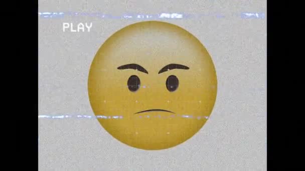 Digitální Animace Vhs Efektu Přes Rozzlobený Obličej Emoji Šedém Pozadí — Stock video