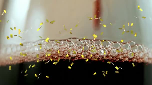 Animatie Van Confetti Boven Champagne Die Glas Wordt Gegoten Oudejaarsavond — Stockvideo