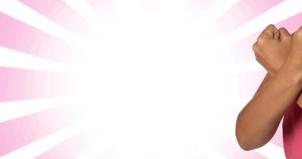带有乳腺癌文字的粉色丝带标识的动画效果优于交叉拳头的女性 乳腺癌认识运动概念数字化生成的视频 — 图库视频影像
