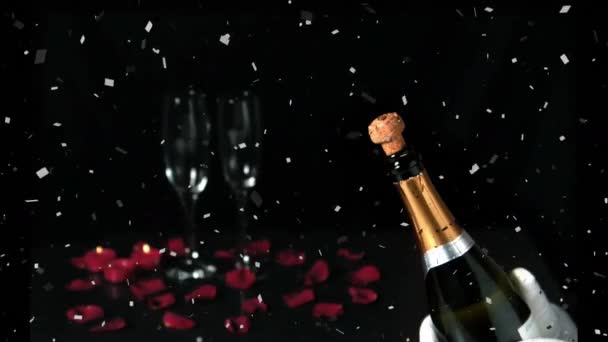 Animation Von Konfetti Über Einem Mann Der Champagner Auf Schwarzem — Stockvideo