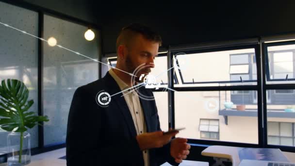 Red Iconos Digitales Contra Hombre Negocios Caucásico Hablando Teléfono Inteligente — Vídeo de stock