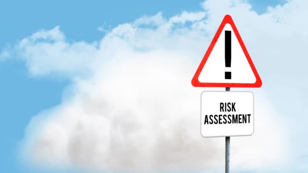 注意标牌上有蓝色天空中云层的风险评估文字 警告和警告概念 — 图库视频影像