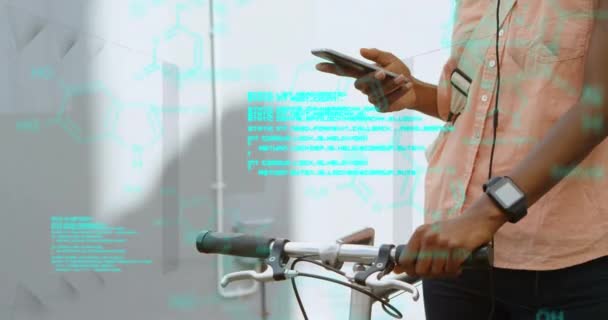 Neon Kod Tarayıcı Akıllı Telefon Kullanan Kadının Orta Kesimine Karşı — Stok video