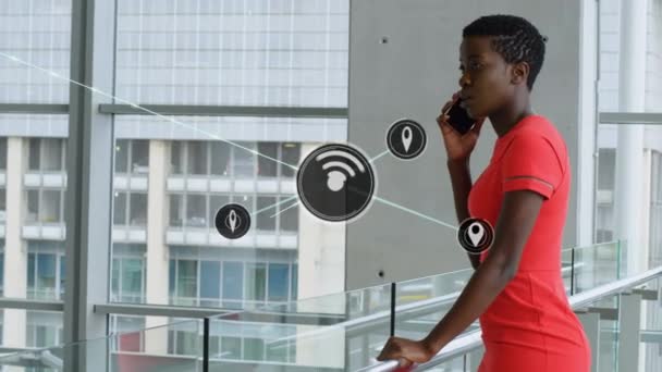 Сеть Цифровых Икон Против Африканской Американской Бизнес Леди Разговаривающей Смартфону — стоковое видео