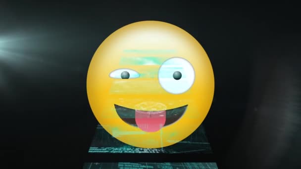 Animazione Digitale Schermi Con Elaborazione Dati Contro Emoji Faccia Sciocca — Video Stock