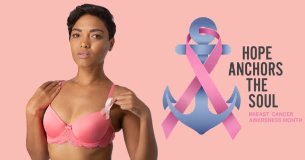 ピンクのブラで笑顔の女性の上に乳がんのテキストとピンクリボンアンカーロゴのアニメーション 乳がん認知キャンペーンのコンセプトデジタル生成ビデオ — ストック動画