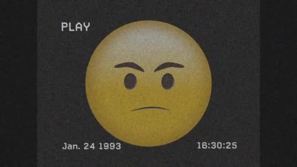 怒りの顔の絵文字に対してグレーの背景にVsグリッチ効果のデジタルアニメーション 表現とコミュニケーションの概念 — ストック動画