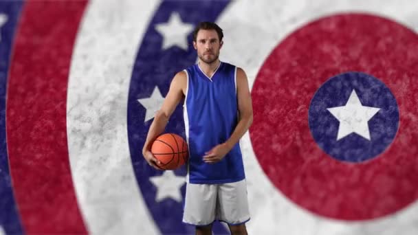 Retrato Jugador Baloncesto Masculino Caucásico Sosteniendo Una Pelota Contra Estrellas — Vídeos de Stock