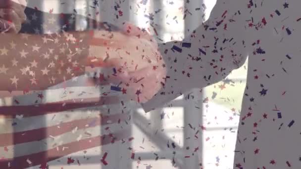 Animacja Konfetti Spadającego Amerykańską Flagę Uścisk Dłoni Biznesmena Świętowanie Niezależność — Wideo stockowe
