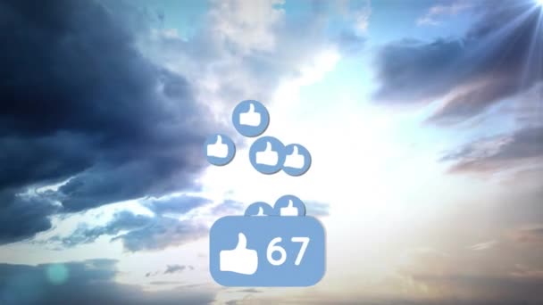 雲に覆われた空に象徴や数字のように親指を上げるアニメーション グローバルなコミュニケーション ソーシャルネットワーク デジタルインターフェースの概念がデジタルで生成されたビデオ — ストック動画