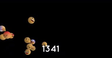 Yuvarlak kırmızı pankarttaki sayılar siyah arkaplanda yüzen birçok yüz emojisi üzerinde artıyor. Sosyal medya ağı ve teknoloji kavramı