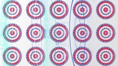 Amerikan bayrak yıldızlarının üzerine düşen konfetilerin animasyonu ve daireler çizerek renklendirilmesi. Vatanseverlik ve kutlama konsepti dijital olarak oluşturulmuş video.