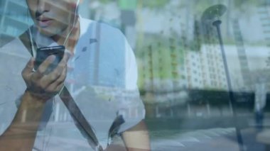 Şehir manzarası üzerinde akıllı telefon kullanan bir adamın animasyonu. küresel iş, iletişim ve finans kavramı dijital olarak oluşturulmuş video.