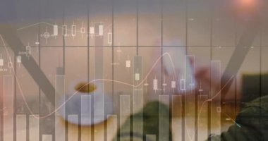 Akıllı telefon kullanarak iş adamının istatistik ve veri işleme animasyonu. küresel iş, veri işleme ve teknoloji konsepti dijital olarak oluşturulmuş video.