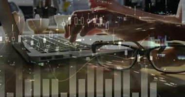 Dizüstü bilgisayar kullanan bir kadının istatistik ve veri işleme animasyonu. küresel iş, veri işleme ve teknoloji konsepti dijital olarak oluşturulmuş video.
