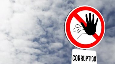 Mavi gökyüzündeki bulutlara karşı yolsuzluğu durduran işaret levhası. uyarı ve uyarı kavramı