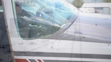 Uçaktaki pilot üzerinden bağlantı ağının animasyonu. küresel seyahat ve bağlantılar konsepti dijital olarak oluşturulmuş video.