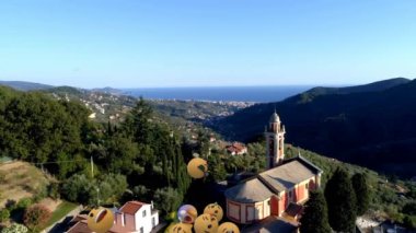 Şehir manzarasının havadan görüntüsüne karşı yüzen çoklu yüz emojilerinin dijital bileşimi. Sosyal medya ağı ve teknoloji kavramı