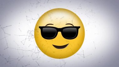 Gri arka planda güneş gözlüğü emojisi takan yüzün üzerindeki bağlantı ağının dijital animasyonu. ifade ve iletişim kavramı