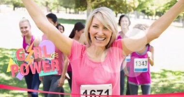 Bir grup gülümseyen kadın üzerinde çeşitli kız gücü metinlerinin animasyonu. Göğüs kanseri pozitif farkındalık kampanyası konsepti dijital olarak üretildi.