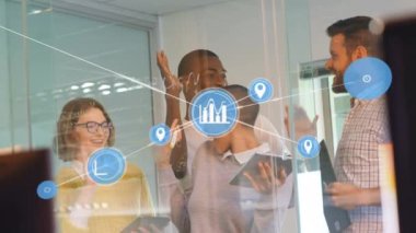 Ofiste birbirlerine beşlik çakan çeşitli ofis arkadaşlarına karşı dijital ikonlar ağı. küresel ağ ve iş teknolojisi kavramı