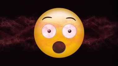 Siyah arkaplanda kırmızı hareket eden bulut üzerinde korkmuş emoji simgesi canlandırması. küresel sosyal medya ve iletişim konsepti dijital olarak oluşturulmuş video.