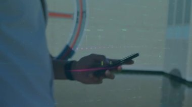 Akıllı telefon kullanan bir adamın veri işleme animasyonu. küresel bağlantılar, dijital arayüz ve teknoloji konsepti dijital olarak oluşturulmuş video.