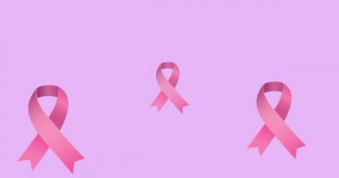 Pembe arka planda birden fazla pembe kurdele logosu görünüyor. Göğüs kanseri pozitif farkındalık kampanyası konsepti dijital olarak üretildi.