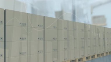 İstatistiksel veri, depoya karşı taşıyıcı banttaki çoklu dağıtım kutuları üzerinde işlem yapıyor. lojistik ve ulaşım sektörü kavramı