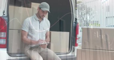 Beyaz teslimatçı hakkında istatistiksel veri işleme panoya yazı yazıp gülümsüyor. lojistik ve ulaşım sektörü kavramı