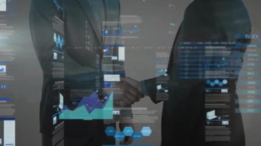 İş adamlarının el sıkışması üzerine istatistik ve veri işleme animasyonu. küresel iş, başarı, bağlantılar ve dijital arayüz konsepti dijital olarak oluşturulmuş video.