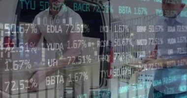 Mali veri işleme animasyonu teslimatçının arabayı deponun dışına yüklemesi üzerine. küresel sevkiyat, dağıtım ve bağlantılar konsepti dijital olarak oluşturulmuş video.