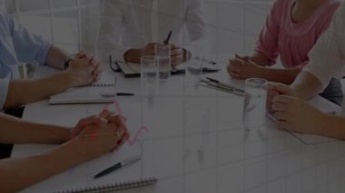 İş adamı ve iş kadınının orta kesimine karşı istatistiksel veri işleme el sıkışıyor. iş ortaklığı ve teknoloji kavramı