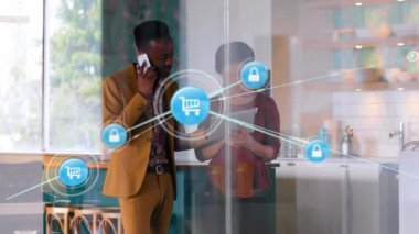 Ofisteki elektronik cihazları kullanan çeşitli iş adamları ve iş kadınlarının dijital simgeleri. küresel ağ ve iş teknolojisi kavramı