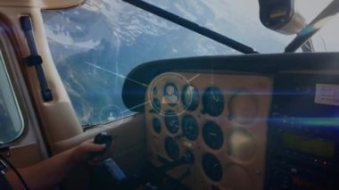 Uçan uçağın üzerinde insanlarla bağlantı kuran simgelerin canlandırılması. küresel seyahat ve bağlantılar konsepti dijital olarak oluşturulmuş video.