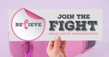 Boks eldivenlerinin üzerinde göğüs kanseri metni olan pembe kurdele logosu animasyonu. Göğüs kanseri pozitif farkındalık kampanyası konsepti dijital olarak üretildi.