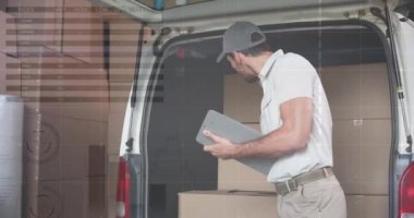 İstatistiksel veri işleme, beyaz bir teslimatçının portresiyle karşılaştırıldığında pano gülümsüyor. lojistik ve ulaşım sektörü kavramı