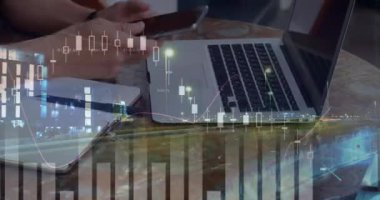 Akıllı telefon kullanarak iş adamının istatistik ve veri işleme animasyonu. küresel iş, veri işleme ve teknoloji konsepti dijital olarak oluşturulmuş video.