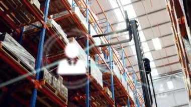 Deponun üzerindeki simgelerle bağlantı ağının animasyonu. küresel gönderim, dağıtım, iş, veri işleme ve teknoloji konsepti dijital olarak oluşturulmuş video.